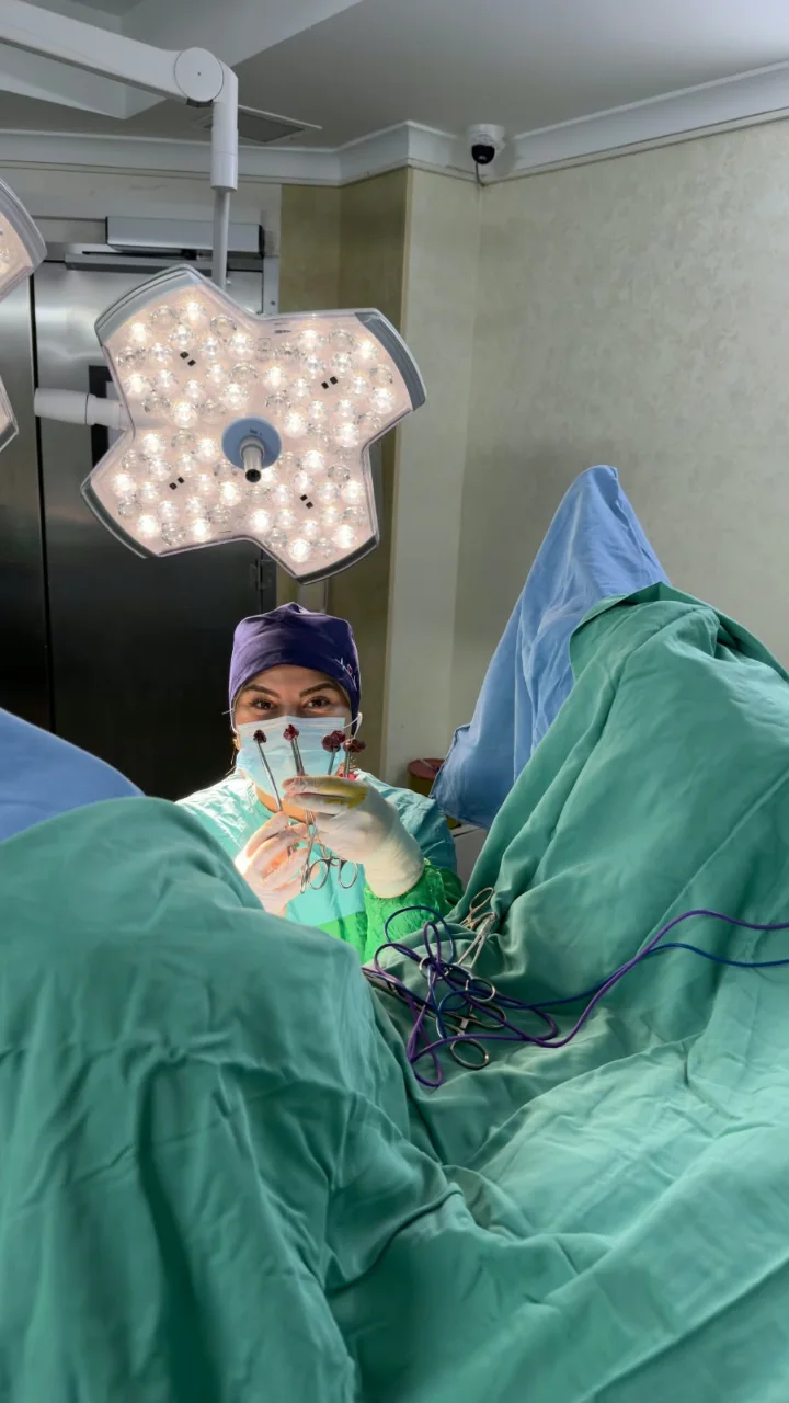 Op. Dr. Dilarə Həsənova əməliyyat otağında, əlində cərrahi alətlər